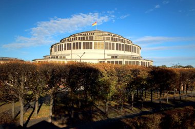 Wroclaw, Polonya - 18 Ekim 2019: Wroclaw 'daki Centennial Hall (Halk Salonu). 2006 yılında Unesco Dünya Mirasları Listesi 'ndeki Hall yazısında bu tesisin rütbesi vurgulanmıştır. Max Berg tarafından tasarlandı..