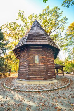 Wroclaw, Polonya - 18 Ekim 2019: Wroclaw, Polonya 'daki Park Szczytnicki' deki Nepomuk kilisesi John. Muhteşem, küçük, 14. yüzyıl ahşap kilisesi savaş sırasında mucizevi bir şekilde zarar görmemiş..