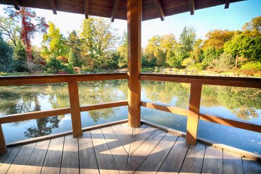 Wroclaw, Polonya - 18 Ekim 2019: Japon Bahçesi, Polonya 'nın Wroclaw kentinde bulunan Pergola ve Centennial Hall yakınlarında yer almaktadır. 1913 'teki Dünya Fuarı' ndan sonraki izleri temsil ediyor..