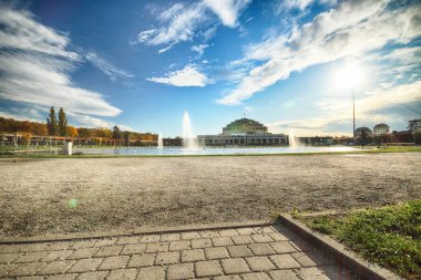 Wroclaw, Polonya - 18 Ekim 2019: Wroclaw Multimedia Fountain and Centennial Hall (People 's Hall) Wroclaw, Polonya. Salon 2006 yılında Unesco Dünya Mirasları Listesine girdi..