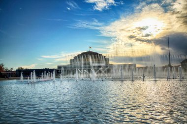 Wroclaw, Polonya - 18 Ekim 2019: Wroclaw Multimedia Fountain and Centennial Hall (People 's Hall) Wroclaw, Polonya. Salon 2006 yılında Unesco Dünya Mirasları Listesine girdi..