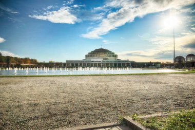 Wroclaw, Polonya - 18 Ekim 2019: Wroclaw Multimedia Fountain and Centennial Hall (People 's Hall) Wroclaw, Polonya. Salon 2006 yılında Unesco Dünya Mirasları Listesine girdi..
