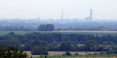 WROCLAW, POLAND - 28 Mayıs 2020: Wroclaw Panoraması, Trzebnica tepelerinden manzara (20 km düz bir çizgide).