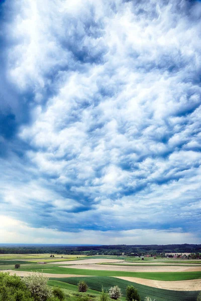 Όμορφα Πράσινα Λιβάδια Και Συννεφιασμένος Ουρανός Στα Τέλη Μαΐου Θέα — Φωτογραφία Αρχείου