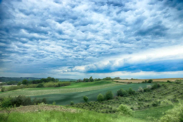 Όμορφα Πράσινα Λιβάδια Και Συννεφιασμένος Ουρανός Στα Τέλη Μαΐου Θέα — Φωτογραφία Αρχείου