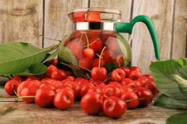 Taze, sağlıklı, organik tarım ve bir sürahide kiraz ezmesinden gelen gerçek kirazlar. Ekolojik hasat geçmişi.