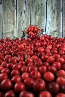 Taze, sağlıklı, organik tarımdan gerçek kirazlar, ahşap arka planda ekolojik hasat..