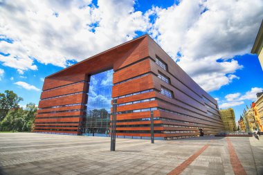 WROCLAW, POLAND - 23 Haziran 2020: Wroclaw 'daki Ulusal Müzik Forumu, 2015 yılında açıldı, çok işlevli sanat konser merkezinin durumunu işletir. Kurylowicz ve Ortakları tarafından tasarlandı..