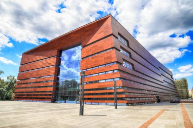 WROCLAW, POLAND - 23 Haziran 2020: Wroclaw 'daki Ulusal Müzik Forumu, 2015 yılında açıldı, çok işlevli sanat konser merkezinin durumunu işletir. Kurylowicz ve Ortakları tarafından tasarlandı..