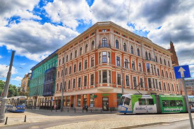 Wroclaw, POLAND - 23 Haziran 2020: Wroclaw Old Town. Swidnicka Caddesi, Wroclaw 'daki en ünlü cadde. Bir yaz gününde tarihi binalar.