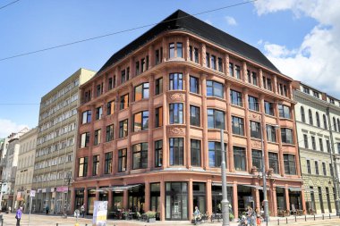 Wroclaw, POLAND - 23 Haziran 2020: Wroclaw Old Town. Swidnicka Caddesi, Wroclaw 'daki en ünlü cadde. Bir yaz gününde tarihi binalar.