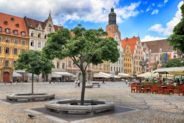 Wroclaw, POLAND - 23 Haziran 2020: Wroclaw Old Town. Avrupa 'nın en renkli pazar meydanlarından birine sahip bir şehir. Aşağı Silezya 'nın tarihi başkenti, Polonya, Avrupa.