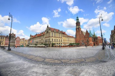 Wroclaw, POLAND - 23 Haziran 2020: Wroclaw Old Town. Avrupa 'nın en renkli pazar meydanlarından birine sahip bir şehir. Aşağı Silezya 'nın tarihi başkenti, Polonya, Avrupa.