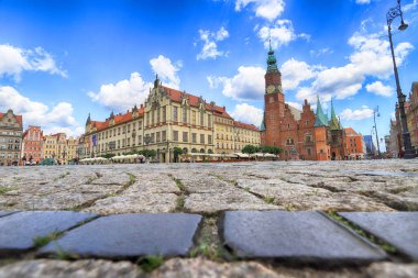 Wroclaw, POLAND - 23 Haziran 2020: Wroclaw Old Town. Avrupa 'nın en renkli pazar meydanlarından birine sahip bir şehir. Aşağı Silezya 'nın tarihi başkenti, Polonya, Avrupa.