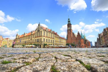 Wroclaw, POLAND - 23 Haziran 2020: Wroclaw Old Town. Avrupa 'nın en renkli pazar meydanlarından birine sahip bir şehir. Aşağı Silezya 'nın tarihi başkenti, Polonya, Avrupa.