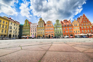 Wroclaw, POLAND - 23 Haziran 2020: Wroclaw Old Town. Tuz Meydanı. Avrupa 'nın en renkli pazar meydanlarından birine sahip bir şehir. Aşağı Silezya 'nın tarihi başkenti, Polonya, Avrupa.