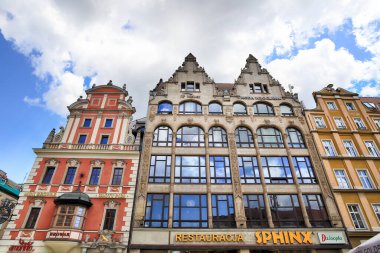 Wroclaw, POLAND - 23 Haziran 2020: Wroclaw Old Town. Avrupa 'nın en renkli pazar meydanlarından birine sahip bir şehir. Aşağı Silezya 'nın tarihi başkenti, Polonya, Avrupa.