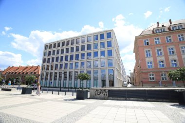 WROCLAW, POLAND - 23 Haziran 2020: Nowy Targ Meydanı (Yeni Pazar). Wroclaw 'daki üç tarihi pazar meydanından biri (Ana Pazar Meydanı ve Tuz Pazarı' ndan sonra), Wroclaw eski kasabası, Polonya, Avrupa.