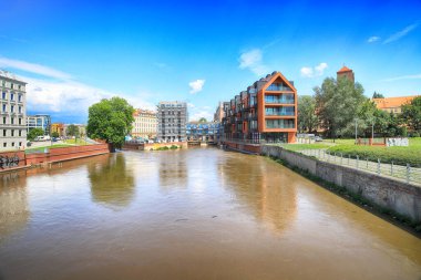 WROCLAW, POLAND - 23 Haziran 2020: Katedral Adası (Odra Nehri) yakınlarındaki Oder Nehri (Ostrow Tumski) şehrin en eski parçasıdır. Wroclaw Eski Şehir, Polonya, Avrupa.