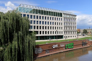 WROCLAW, POLAND - 23 Haziran 2020: Wroclaw 'daki Slodowa Adası' ndaki Concordia Hub. Modern bir blok ve tarihi 19. yüzyıldan kalma bir apartman dairesinin kombinasyonu. Wroclaw Eski Şehir, Polonya, Avrupa.