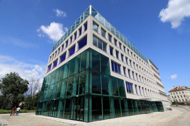 WROCLAW, POLAND - 23 Haziran 2020: Wroclaw 'daki Slodowa Adası' ndaki Concordia Hub. Modern bir blok ve tarihi 19. yüzyıldan kalma bir apartman dairesinin kombinasyonu. Wroclaw Eski Şehir, Polonya, Avrupa.