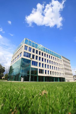 WROCLAW, POLAND - 23 Haziran 2020: Wroclaw 'daki Slodowa Adası' ndaki Concordia Hub. Modern bir blok ve tarihi 19. yüzyıldan kalma bir apartman dairesinin kombinasyonu. Wroclaw Eski Şehir, Polonya, Avrupa.