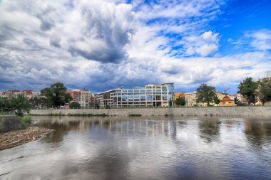 WROCLAW, POLAND - 23 Haziran 2020: Katedral Adası (Odra Nehri) yakınlarındaki Oder Nehri (Ostrow Tumski) şehrin en eski parçasıdır. Wroclaw Eski Şehir, Polonya, Avrupa.
