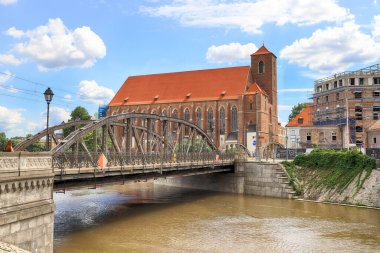 WROCLAW, POLAND - 23 Haziran 2020: Katedral Adası (Odra Nehri) yakınlarındaki Oder Nehri (Ostrow Tumski) şehrin en eski parçasıdır. Wroclaw Eski Şehir, Polonya, Avrupa.