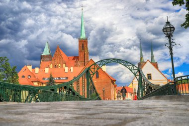 Wroclaw, POLAND - 23 Haziran 2020: Wroclaw Old Town. Katedral Adası (Ostrow Tumski) şehrin en eski parçasıdır. Bir yaz gününde tarihi binalar.