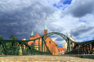 Wroclaw, POLAND - 23 Haziran 2020: Wroclaw Old Town. Katedral Adası (Ostrow Tumski) şehrin en eski parçasıdır. Bir yaz gününde tarihi binalar.