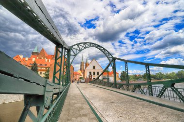 Wroclaw, POLAND - 23 Haziran 2020: Wroclaw Old Town. Katedral Adası (Ostrow Tumski) şehrin en eski parçasıdır. Bir yaz gününde tarihi binalar.