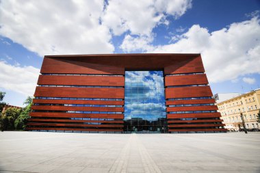 WROCLAW, POLAND - 23 Haziran 2020: Wroclaw 'daki Ulusal Müzik Forumu, 2015 yılında açıldı, çok işlevli sanat konser merkezinin durumunu işletir. Kurylowicz ve Ortakları tarafından tasarlandı..