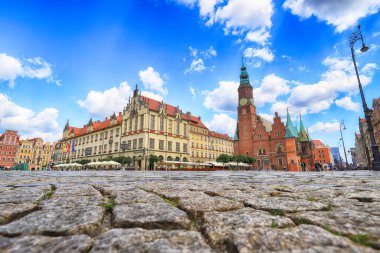 Wroclaw, POLAND - 23 Haziran 2020: Wroclaw Old Town. Avrupa 'nın en renkli pazar meydanlarından birine sahip bir şehir. Aşağı Silezya 'nın tarihi başkenti, Polonya, Avrupa.