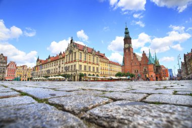 Wroclaw, POLAND - 23 Haziran 2020: Wroclaw Old Town. Avrupa 'nın en renkli pazar meydanlarından birine sahip bir şehir. Aşağı Silezya 'nın tarihi başkenti, Polonya, Avrupa.