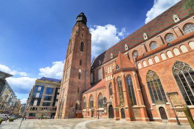 Wroclaw, POLAND - 23 Haziran 2020: Wroclaw Old Town. St. Elizabeth Minor Bazilikası (Garnizon Kilisesi) Wroclaw 'ın en önemli şehir kiliselerinden ve sembollerinden biridir..