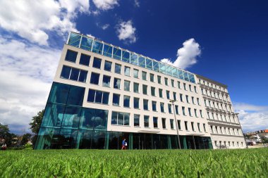 WROCLAW, POLAND - 23 Haziran 2020: Wroclaw 'daki Slodowa Adası' ndaki Concordia Hub. Modern bir blok ve tarihi 19. yüzyıldan kalma bir apartman dairesinin kombinasyonu. Wroclaw Eski Şehir, Polonya, Avrupa.