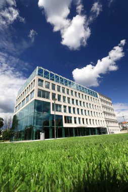 WROCLAW, POLAND - 23 Haziran 2020: Wroclaw 'daki Slodowa Adası' ndaki Concordia Hub. Modern bir blok ve tarihi 19. yüzyıldan kalma bir apartman dairesinin kombinasyonu. Wroclaw Eski Şehir, Polonya, Avrupa.