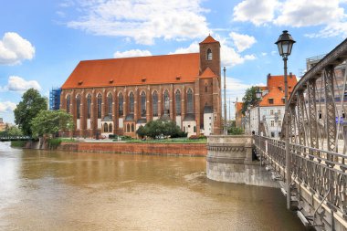 WROCLAW, POLAND - 23 Haziran 2020: Katedral Adası (Odra Nehri) yakınlarındaki Oder Nehri (Ostrow Tumski) şehrin en eski parçasıdır. Wroclaw Eski Şehir, Polonya, Avrupa.