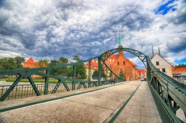 Wroclaw, POLAND - 23 Haziran 2020: Wroclaw Old Town. Katedral Adası (Ostrow Tumski) şehrin en eski parçasıdır. Bir yaz gününde tarihi binalar.