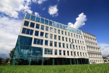 WROCLAW, POLAND - 23 Haziran 2020: Wroclaw 'daki Slodowa Adası' ndaki Concordia Hub. Modern bir blok ve tarihi 19. yüzyıldan kalma bir apartman dairesinin kombinasyonu. Wroclaw Eski Şehir, Polonya, Avrupa.