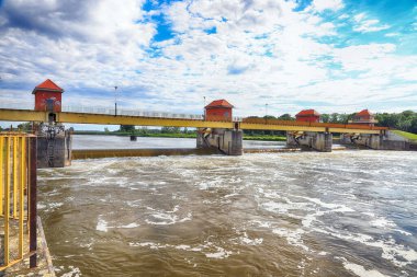 WROCLAW, POLAND - 12 Temmuz 2020: Wroclaw, Polonya, Avrupa yakınlarındaki Czernica komünü Ratowice köyünde Odra Nehri üzerinde bir su barajı.