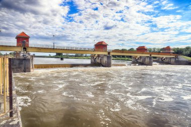 WROCLAW, POLAND - 12 Temmuz 2020: Wroclaw, Polonya, Avrupa yakınlarındaki Czernica komünü Ratowice köyünde Odra Nehri üzerinde bir su barajı.