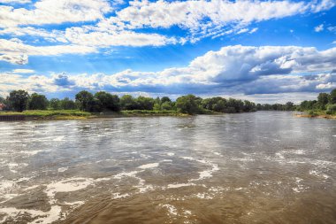 WROCLAW, POLAND - 12 Temmuz 2020: Wroclaw, Polonya, Avrupa yakınlarındaki Czernica komünü Ratowice köyünde Odra Nehri üzerinde bir su barajı.