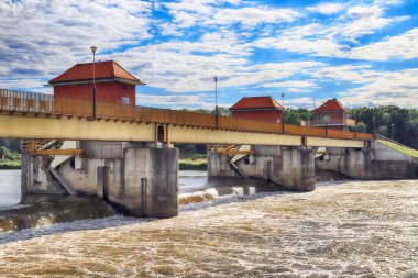 WROCLAW, POLAND - 12 Temmuz 2020: Wroclaw, Polonya, Avrupa yakınlarındaki Czernica komünü Ratowice köyünde Odra Nehri üzerinde bir su barajı.