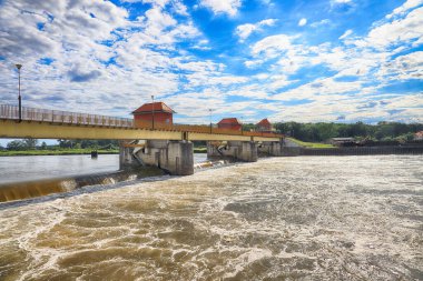 WROCLAW, POLAND - 12 Temmuz 2020: Wroclaw, Polonya, Avrupa yakınlarındaki Czernica komünü Ratowice köyünde Odra Nehri üzerinde bir su barajı.