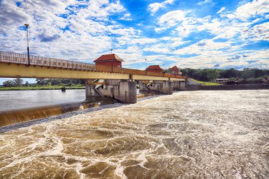 WROCLAW, POLAND - 12 Temmuz 2020: Wroclaw, Polonya, Avrupa yakınlarındaki Czernica komünü Ratowice köyünde Odra Nehri üzerinde bir su barajı.