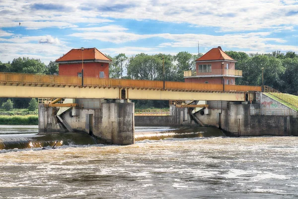 Wroclaw Polónia Julho 2020 Uma Barragem Água Rio Odra Aldeia — Fotografia de Stock