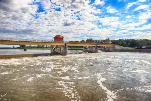 Wroclaw Polónia Julho 2020 Uma Barragem Água Rio Odra Aldeia — Fotografia de Stock
