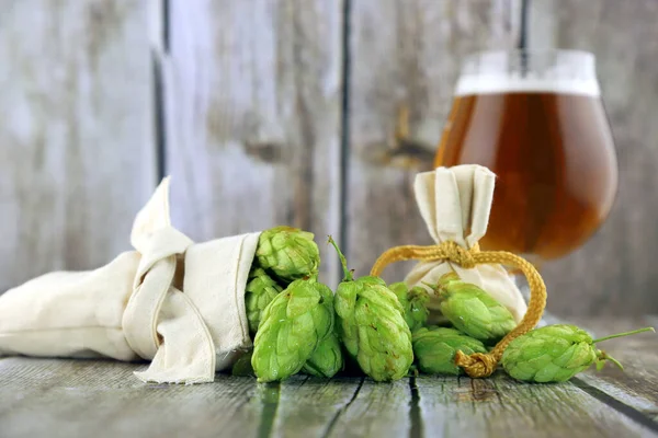 Glas Craft Beer Und Frische Hopfendolden Auf Holzgrund — Stockfoto