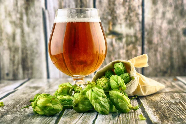 Glas Craft Beer Und Frische Hopfendolden Auf Holzgrund — Stockfoto